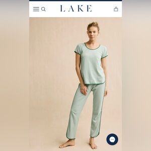 LAKE pajamas in green and white striped. Cropped pants.